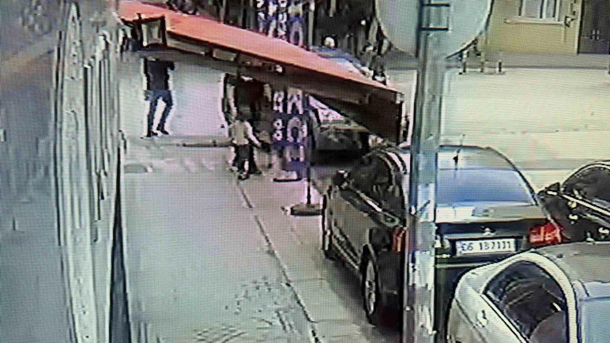 Eskişehir\'de Duyarsız Sürücü, Kadın Esnafın Üzerine Arabasını Sürdü
