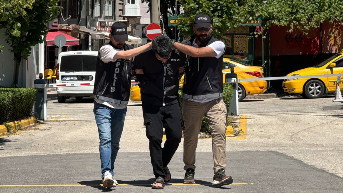Eskişehir\'de Polis Aracına Çarpan Şüphelinin Otomobilinde Metamfetamin Ele Geçirildi