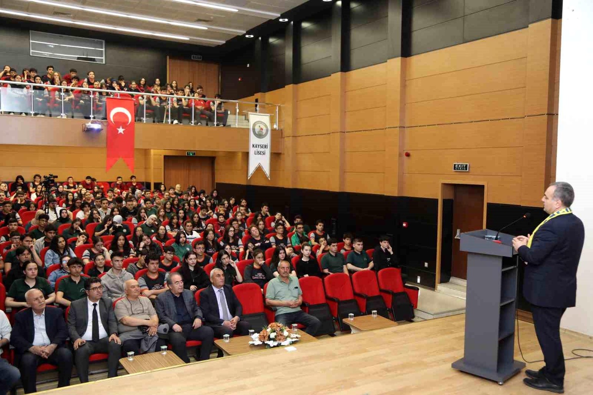 ERÜ Rektörü Prof. Dr. Fatih Altun, Kayseri Lisesi\'nde Kariyer Söyleşileri etkinliğine katıldı