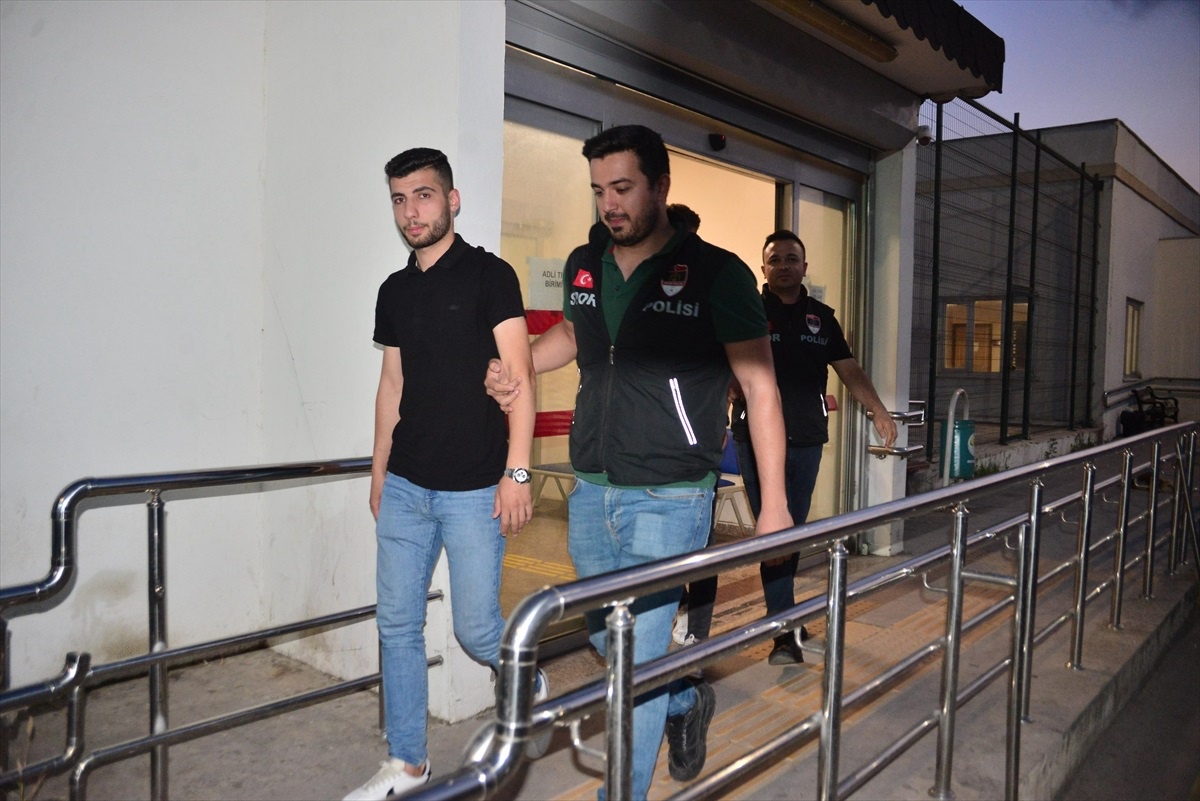 Adana\'da Sakaryaspor-Bodrum FK Maçında Yabancı Madde Atan Taraftarlara Adli İşlem