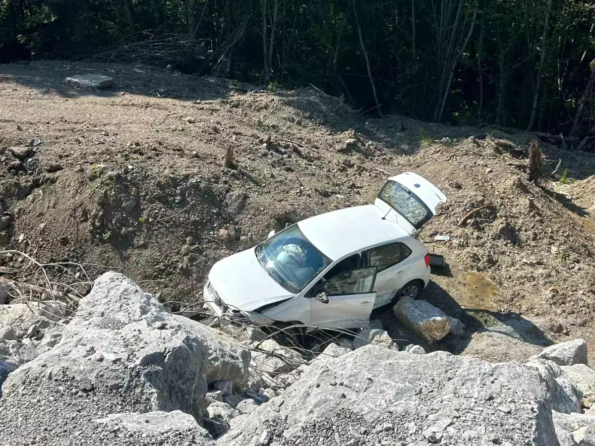 İnebolu\'da Otomobil Şarampole Uçtu, Sürücü Yaralandı