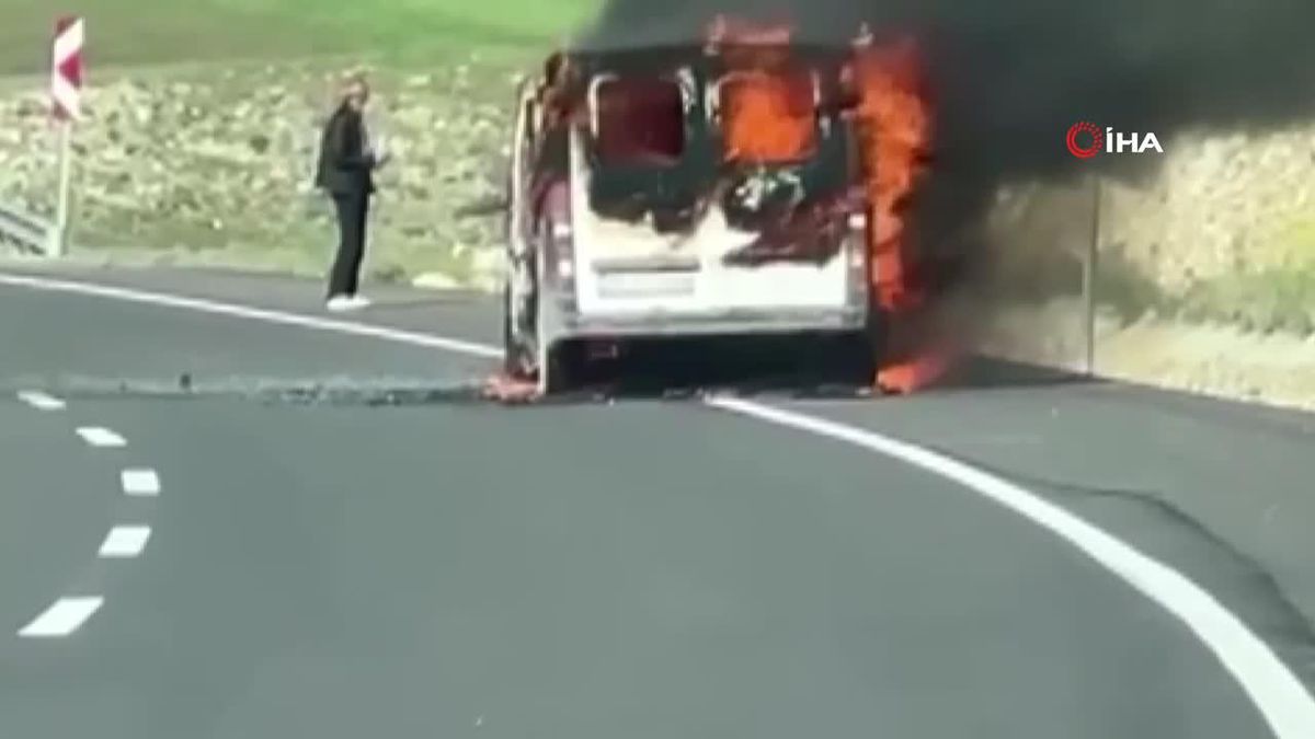 Sarıkamış\'ta seyir halindeki ticari araç alev alev yandı