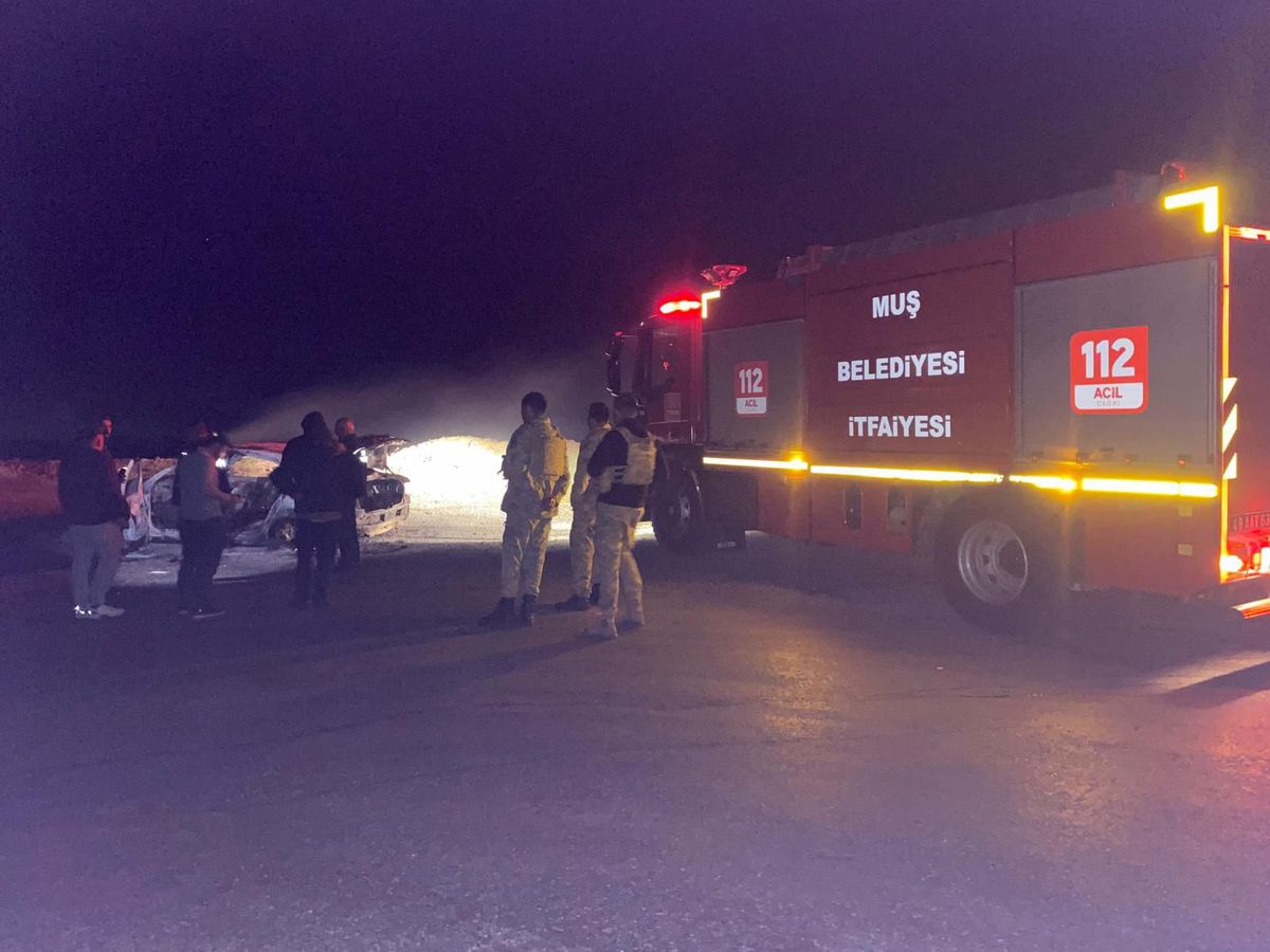 Seyir halindeyken alev alan otomobildeki 4 kişi son anda kurtuldu