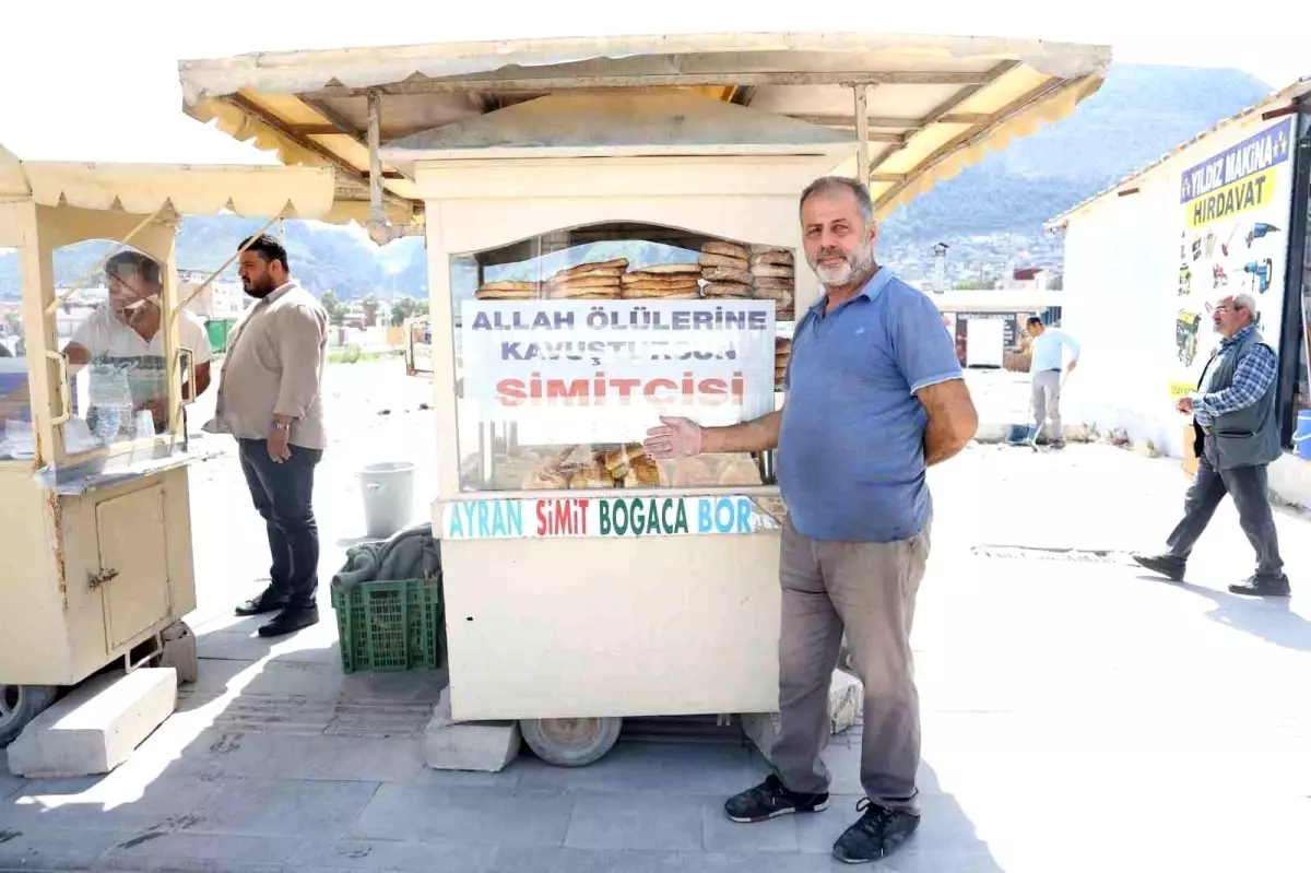 Bu simitçiden 4 taneden aşağı simit alan yandı! Tezgahtaki yazıyı görenler bir daha bakıyor