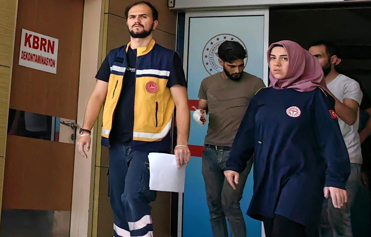 İnegöl\'de spiral makinesiyle demir keserken elini kesen genç yaralandı