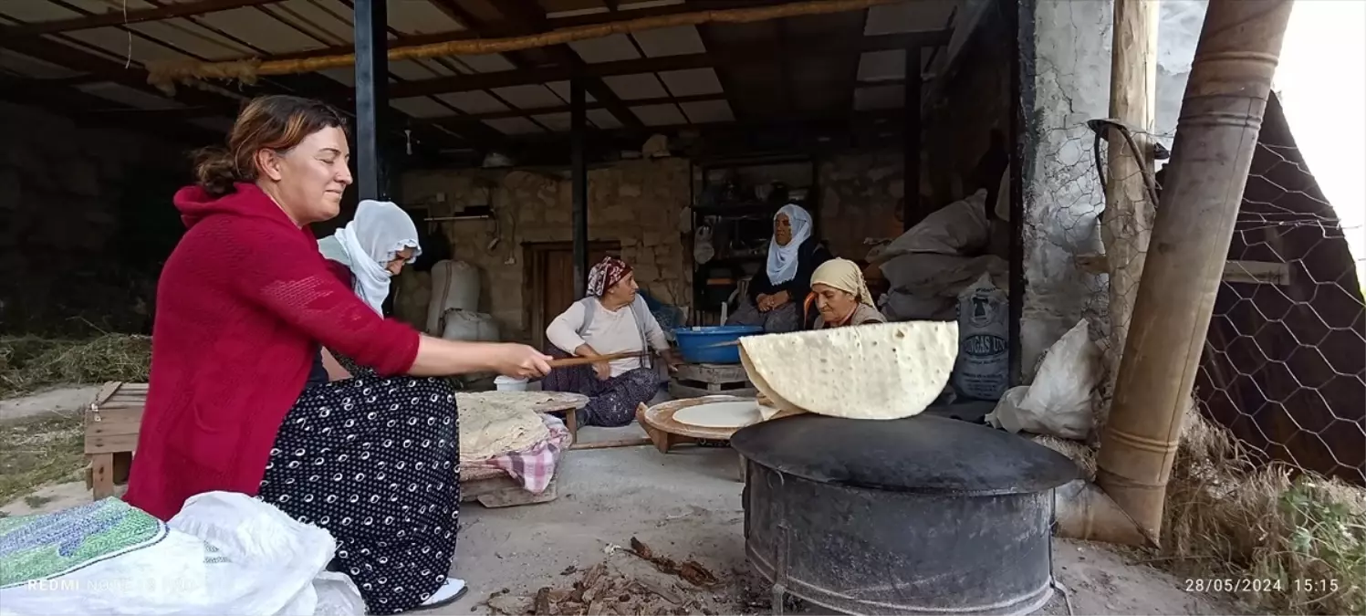 Tunceli\'de Kadınlar İmece Usulüyle Ekmek Pişiriyor