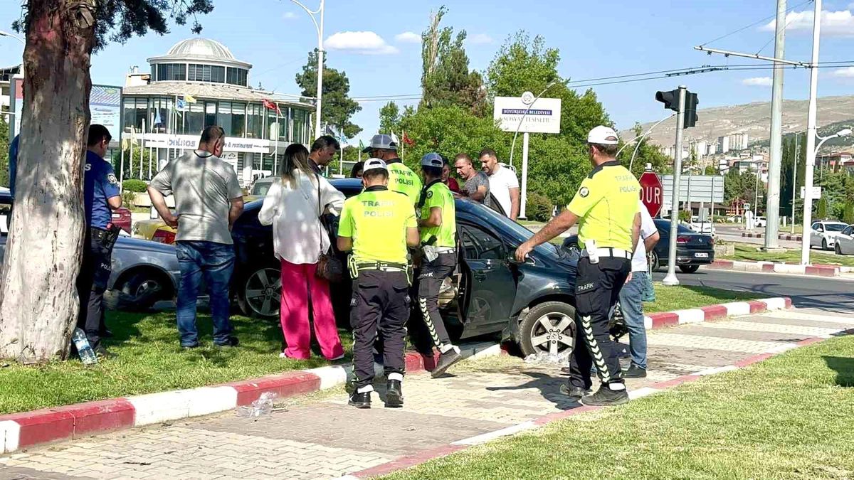 Malatya\'da Otomobil Refüje Çıktı: 2 Yaralı