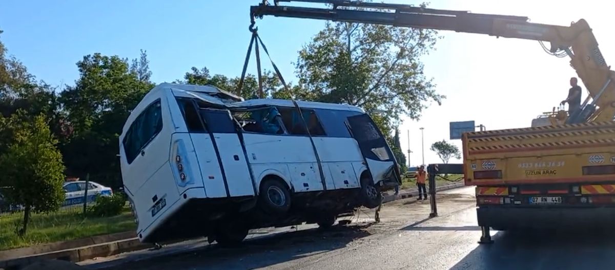 Antalya\'da otel servis midibüsü devrildi: 1 ölü, 7 yaralı