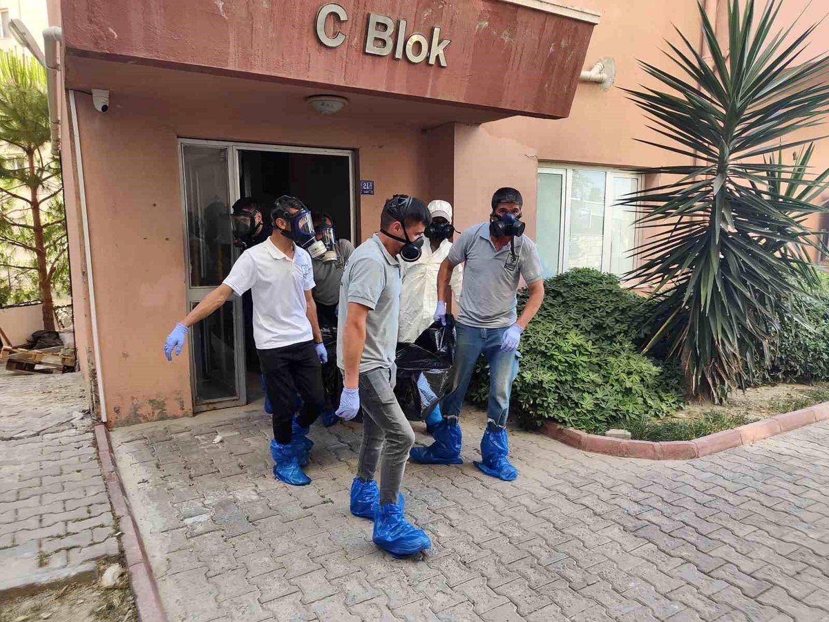 Kuşadası\'nda yalnız yaşayan komşunun ölümü kötü kokularla ortaya çıktı