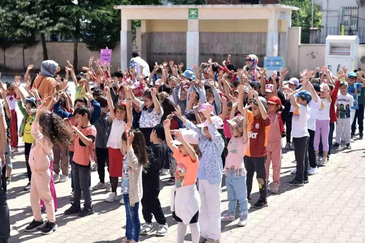 Yenişehir Belediye Başkanı Ercan Özel Geleneksel Çocuk Oyunları Şenliği\'ne Katıldı