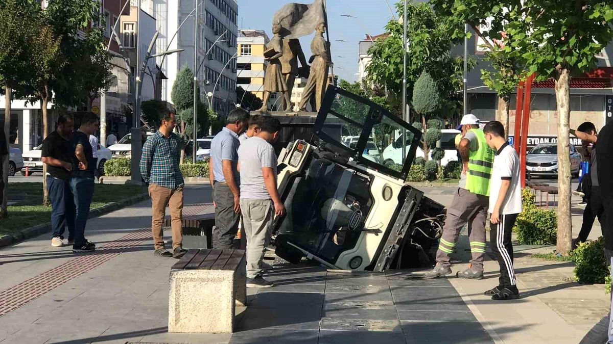 Batman\'da temizlik aracı su fıskiyesinin olduğu alana düştü