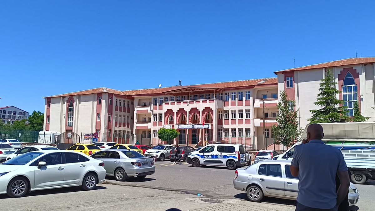 Bingöl\'de LGS Sınavına Geç Kalmak Üzere Olan Öğrenciye Yardım
