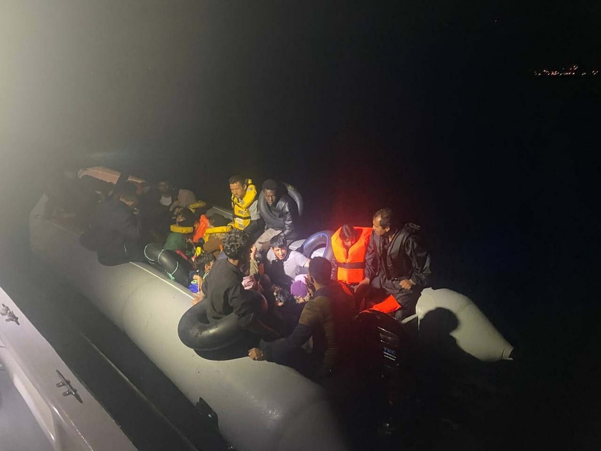 İzmir Dikili\'de 21\'i çocuk 40 düzensiz göçmen yakalandı