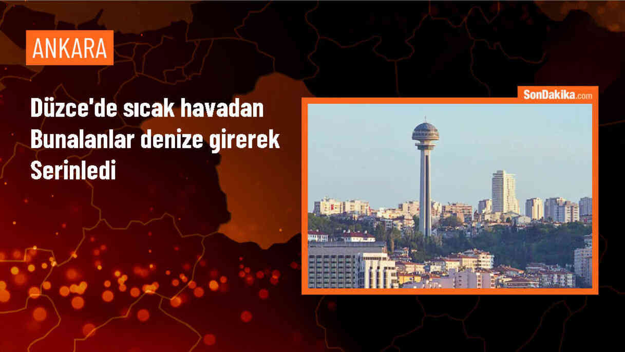 Akçakoca\'da Sıcaktan Bunalanlar Denize Akın Etti