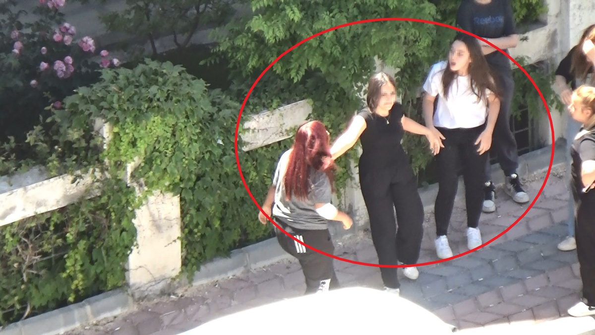 Elazığ\'da sokakta kavga eden 2 genç kızın görüntüleri ortaya çıktı