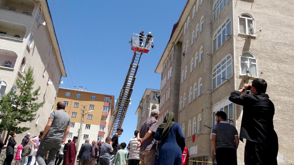 Erzurum\'da 5 Katlı Bina Merdivenleri Çöktü, Mahsur Kalanlar İtfaiye Aracıyla Kurtarıldı