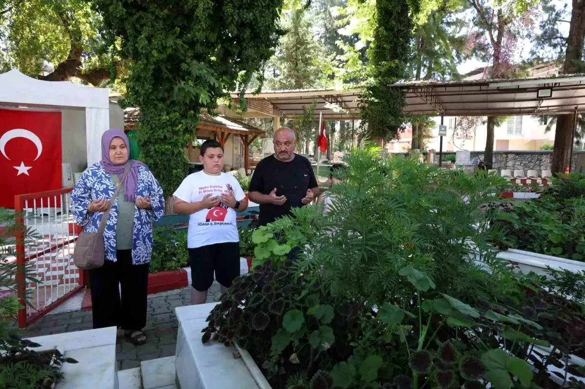 Gazilik gururuna 20 yıl sonra kavuşan Gazi Tamer Yüceli, şehitleri mezarı başında anarken duygusal anlar yaşadı