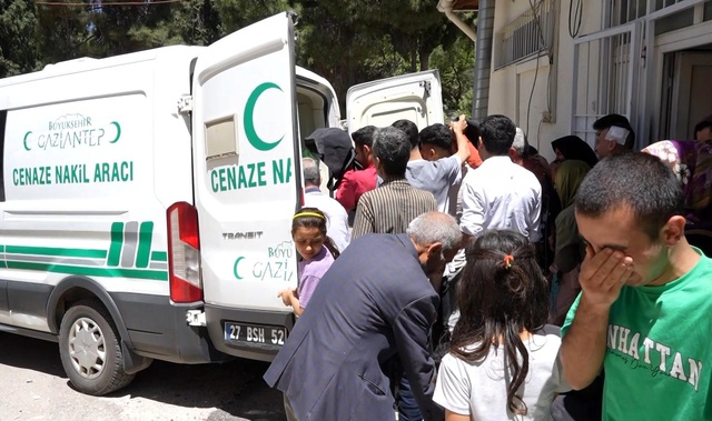 Minibüs motosiklete çarpıp yayaların arasına daldı: 2 ölü