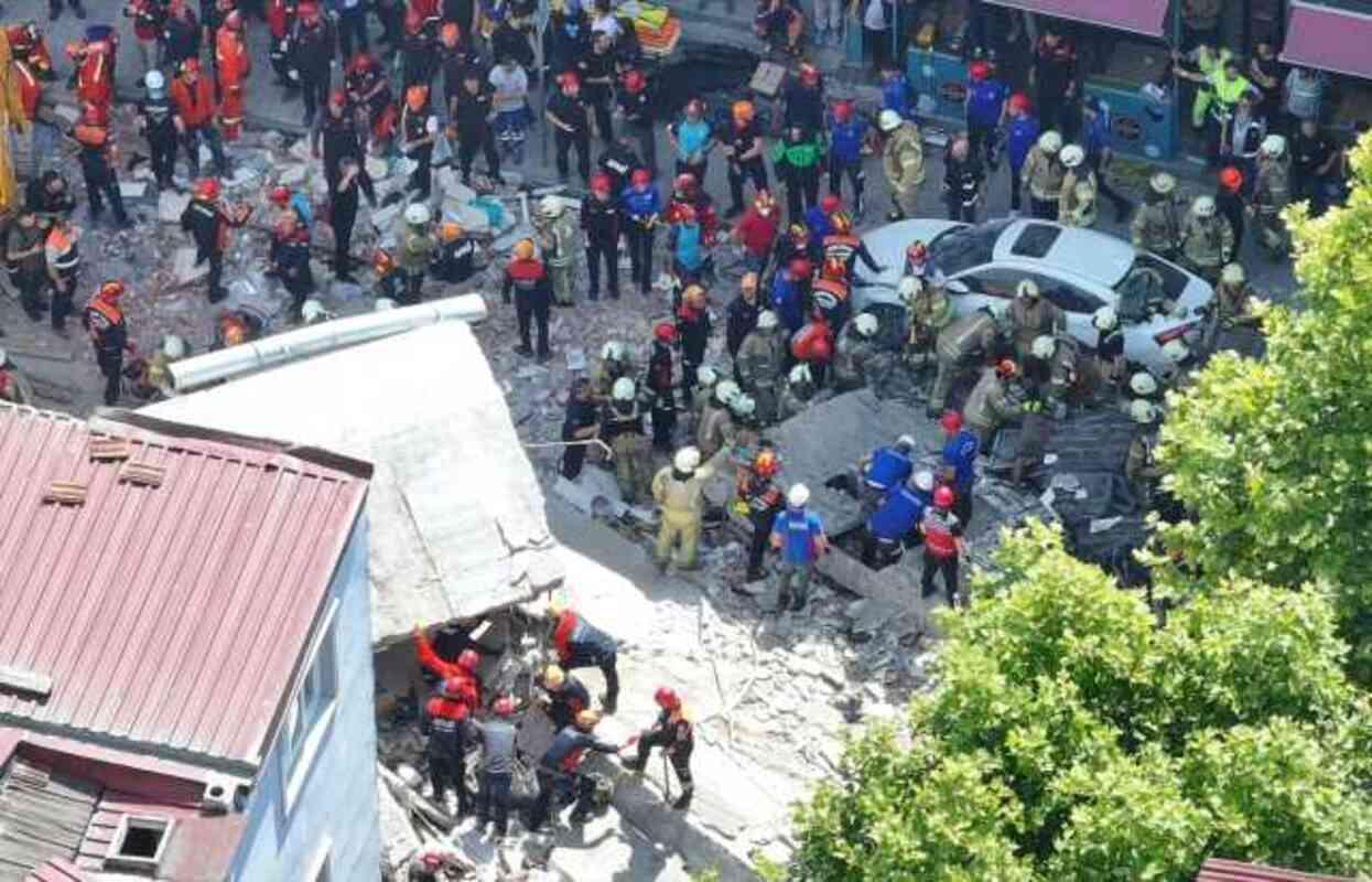 İstanbul'da çöken 3 katlı binanın sahibi gözaltına alındı