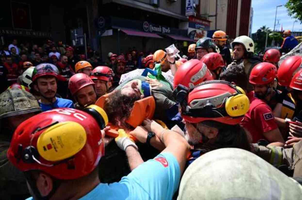 İstanbul'da çöken 3 katlı binanın sahibi gözaltına alındı