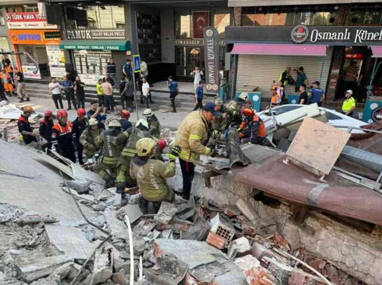 İstanbul Küçükçekmece'de bina çöktü! Enkaz altında kalanlar var