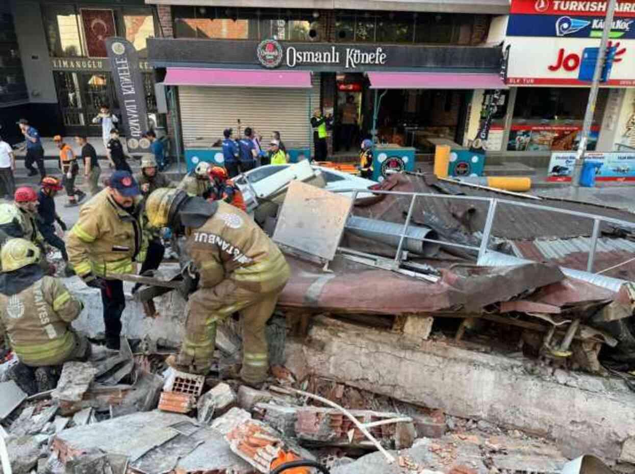 İstanbul Küçükçekmece'de bina çöktü! Enkaz altında kalanlar var