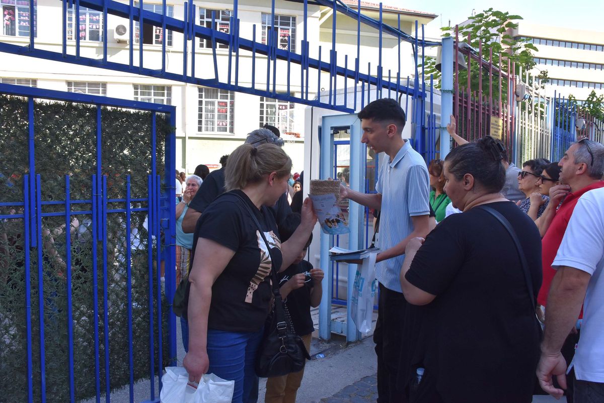 İzmir\'de LGS heyecanı: Öğrenciler sınava girdi, veliler heyecanla bekledi