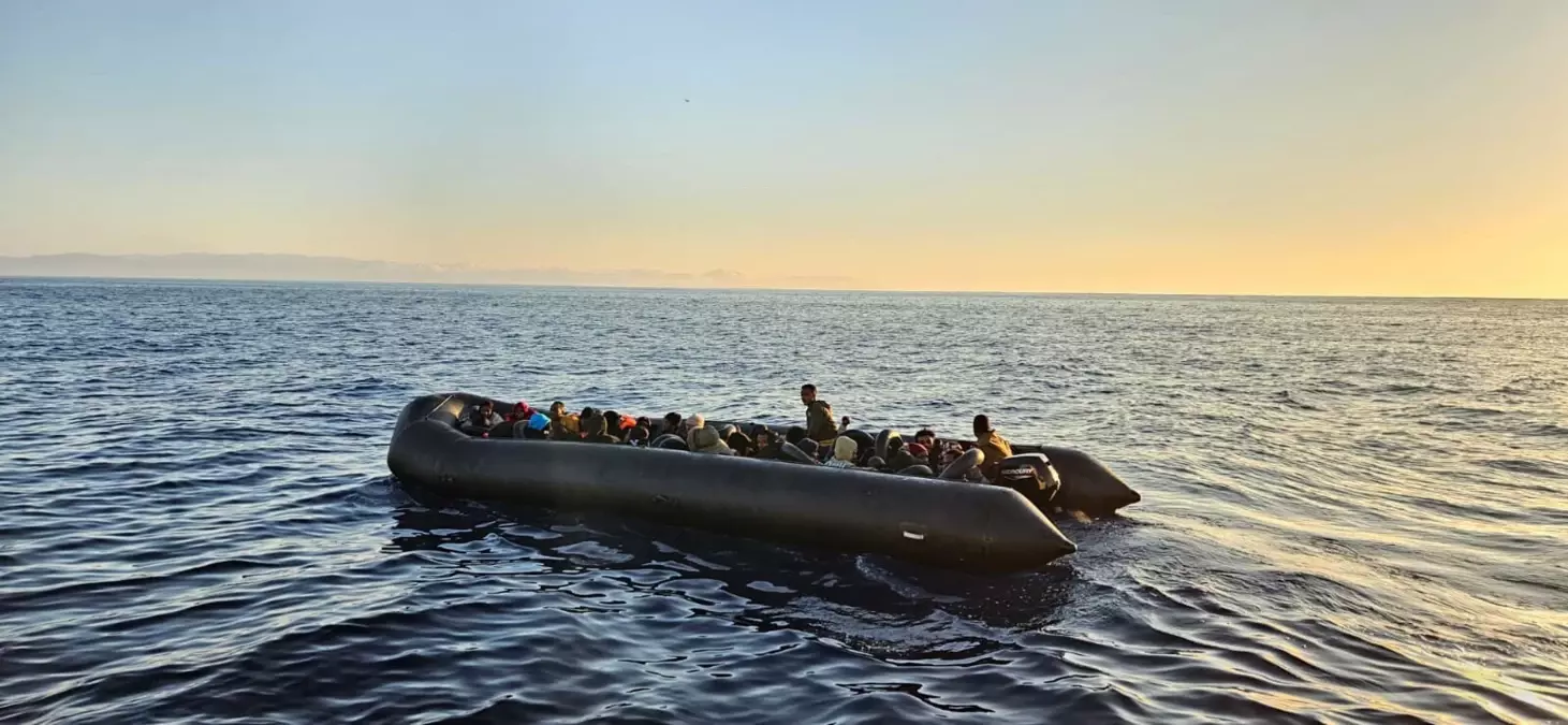 Karaburun açıklarında 40 kaçak göçmen yakalandı