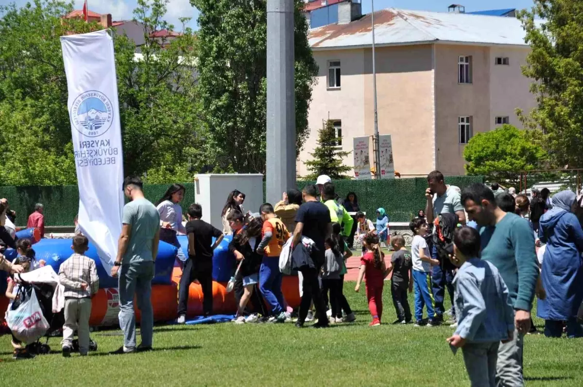 Kars\'ta Çocuk Şenliği Yoğun İlgi Gördü