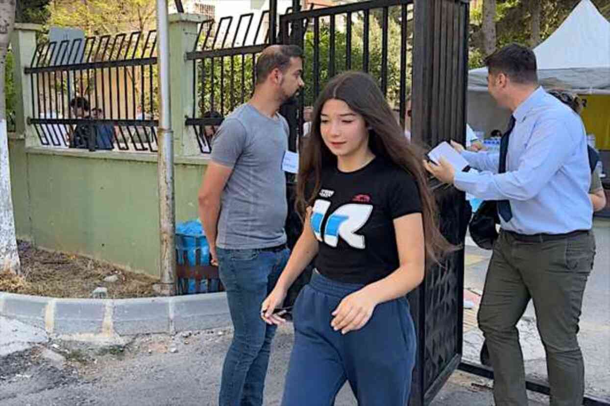 Kimliğini unutan öğrenci, okul müdürünün çabasıyla LGS'ye son anda yetişti Kimliğini unutan öğrenci, okul müdürünün çabasıyla LGS'ye son anda yetişti