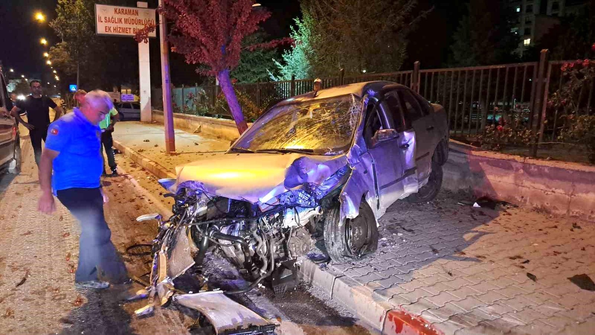 Karaman\'da kontrolden çıkan otomobil hastane duvarını yıktı, sürücü yaralandı