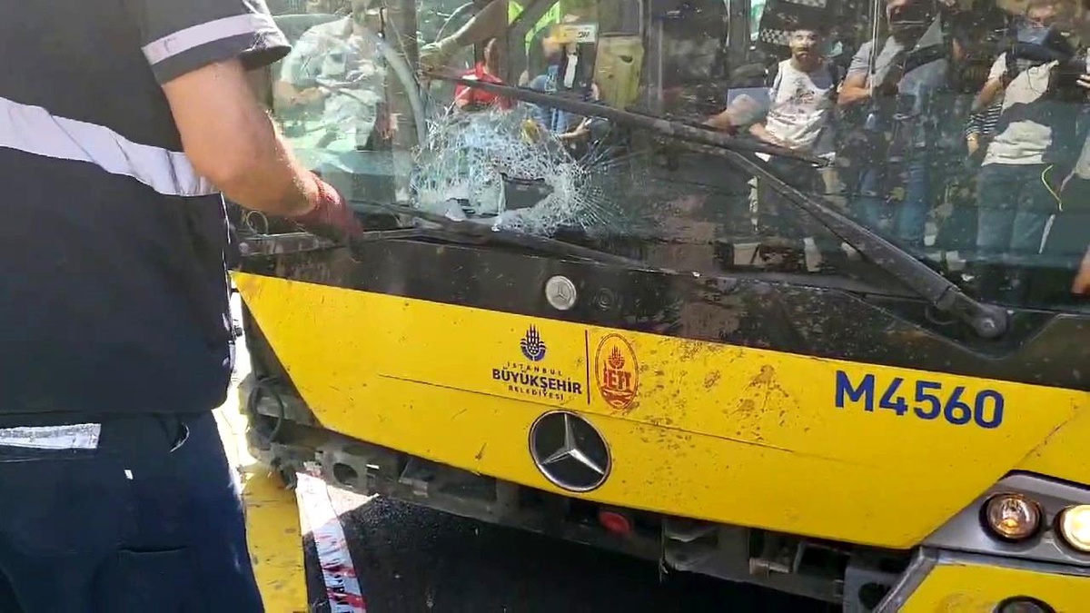 Küçükçekmece\'de 3 katlı binanın çökmesi esnasında bir İETT otobüsü hasar aldı