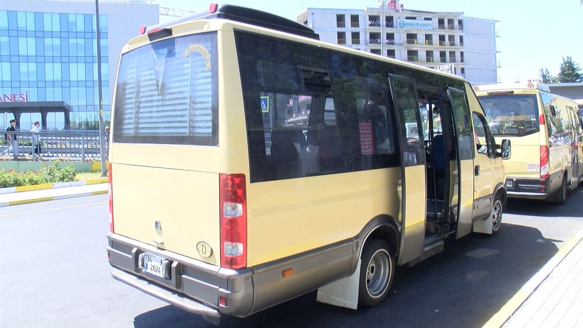 KÜÇÜKÇEKMECE\'de Bina Çökmesi Anında Minibüs Kurtuldu