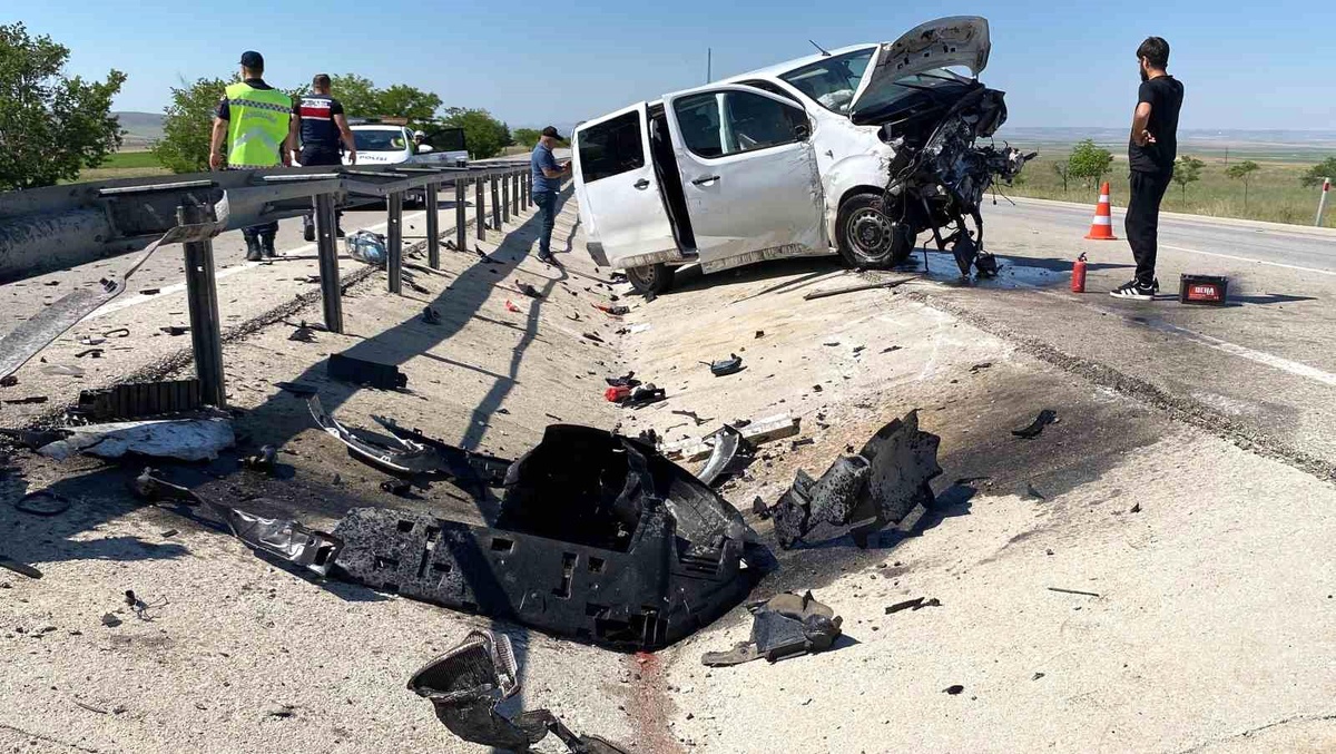 Konya\'da minibüs demir bariyerlere çarptı: 5 kişi yara almadan kurtuldu