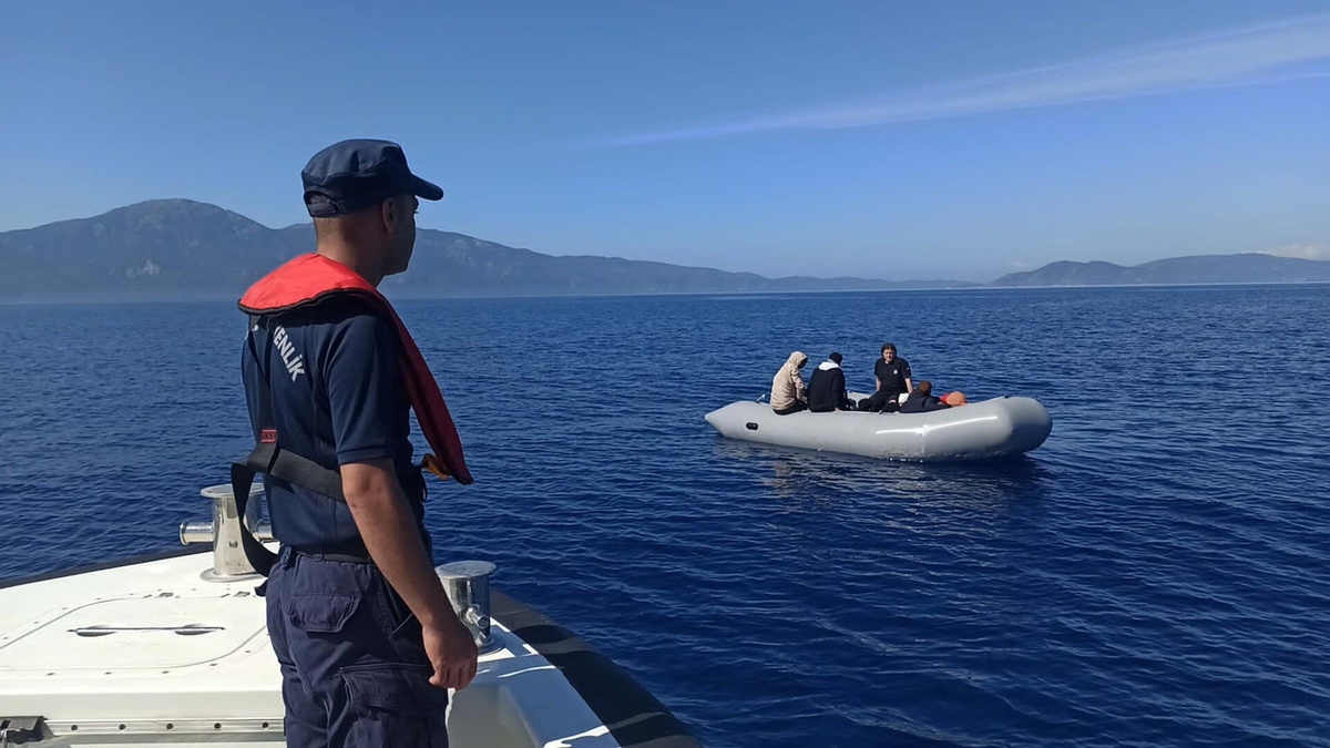 Kuşadası Açıklarında Yunan Unsurlarınca Türk Karasularına İtildi, 16 Kaçak Göçmen Kurtarıldı