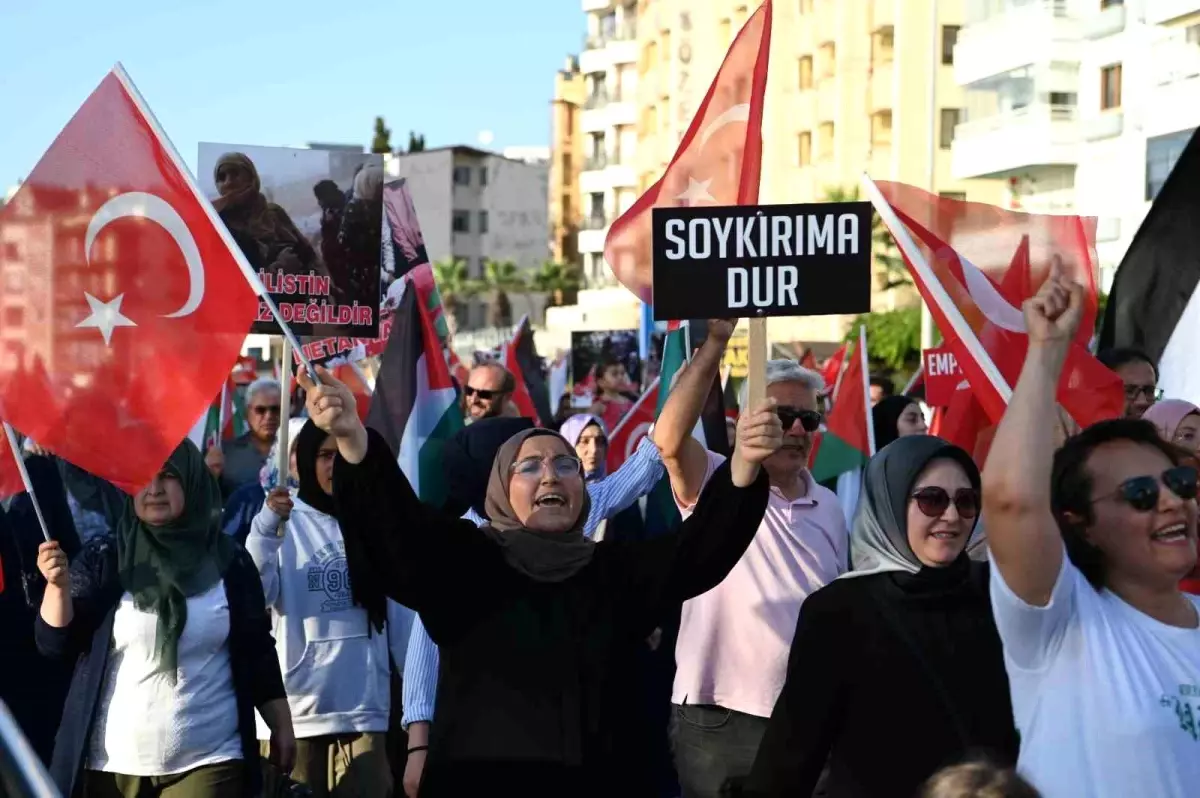 Kuşadası\'da İsrail\'in Gazze saldırılarına tepki yürüyüşü düzenlendi