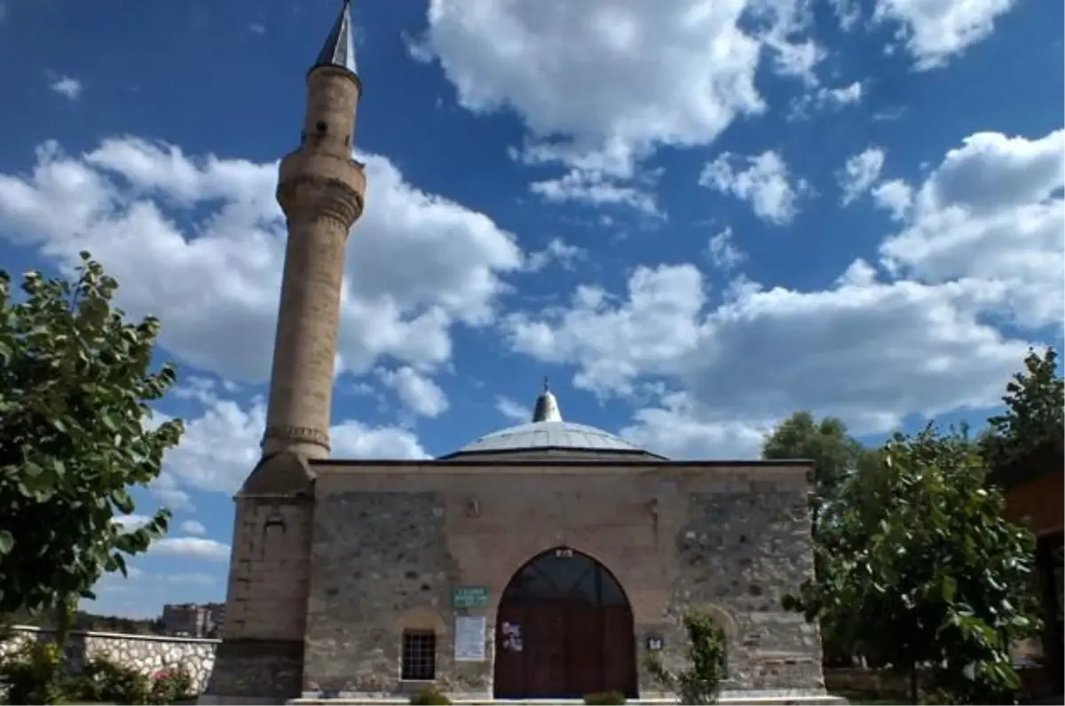 Yoncalı\'daki tarihi caminin bakımsızlığı vatandaşları üzüyor