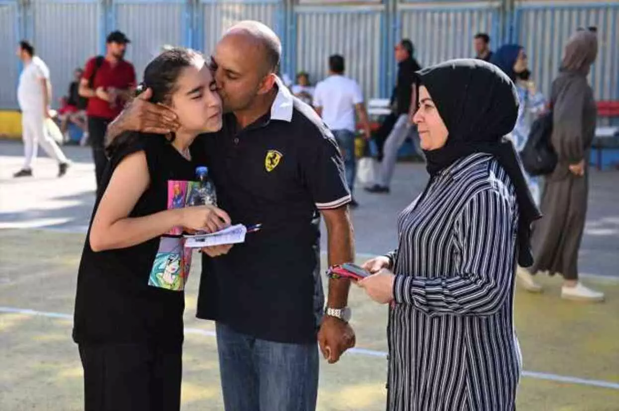Liselere girecek 1 milyon öğrencinin sınav heyecanı başladı