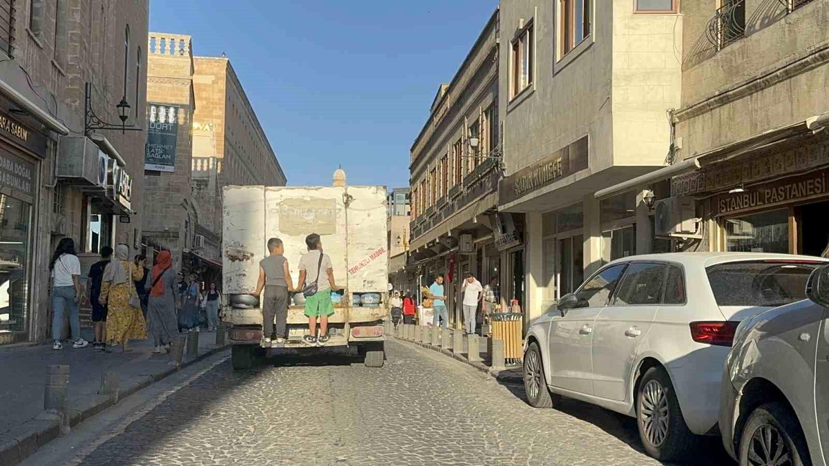 Mardin\'de İki Çocuk Tüp Yüklü Kamyonetin Arkasına Asıldı