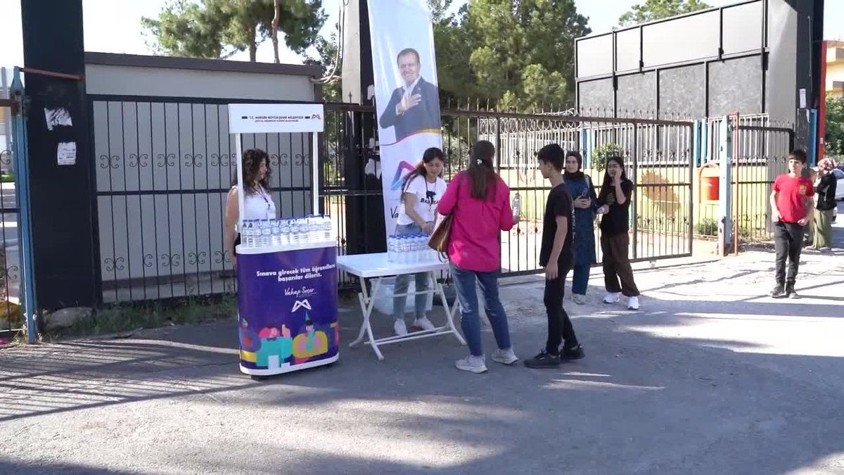 Mersin Büyükşehir Belediyesi LGS Sınavına Giren Öğrencilere Su İkram Etti