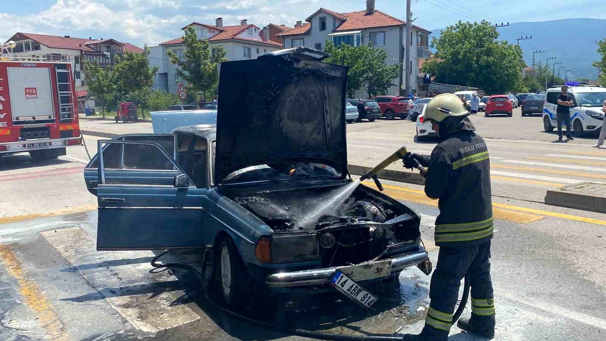 Bolu\'da seyir halindeki otomobilin motorunda yangın çıktı, sürücü yaralandı