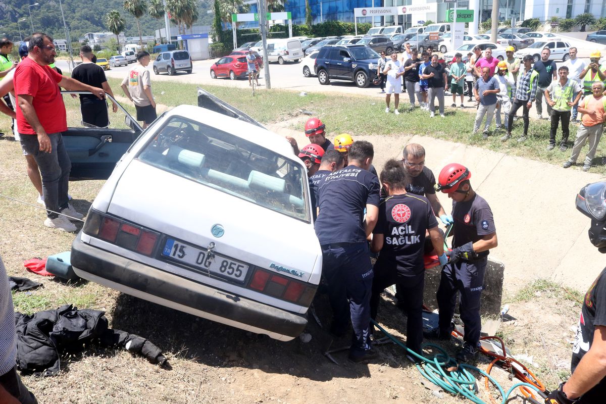 Antalya\'da sulama kanalına çarpan otomobil hurdaya döndü