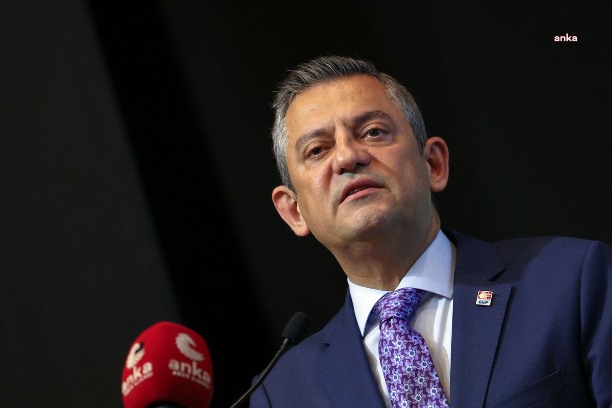 CHP Genel Başkanı Özgür Özel, gözaltına alınan öğretmenlerin taleplerinin yanında olduğunu belirtti