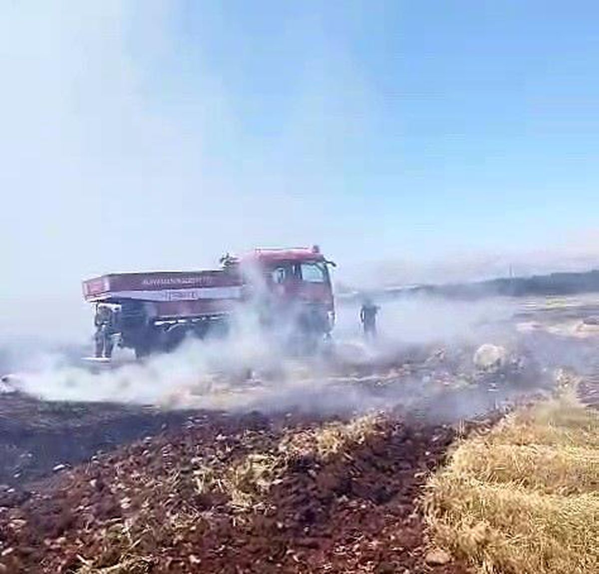 Adıyaman\'da anız yangını saman balyalarını küle çevirdi