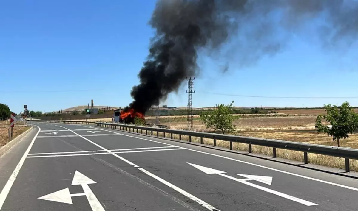 Şanlıurfa\'da Emniyet Personelini Taşıyan Midibüs Alev Alev Yandı