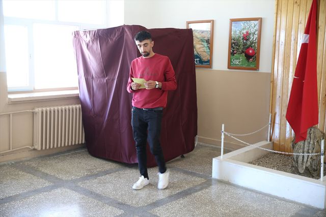 1 kişi ölmüş muhtar istifa etmişti: Yenilenen seçimde sadece 8 kişi oy kullandı 1 kişi ölmüş muhtar istifa etmişti: Yenilenen seçimde sadece 8 kişi oy kullandı