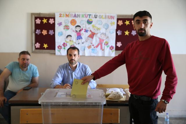 1 kişi ölmüş muhtar istifa etmişti: Yenilenen seçimde sadece 8 kişi oy kullandı 1 kişi ölmüş muhtar istifa etmişti: Yenilenen seçimde sadece 8 kişi oy kullandı