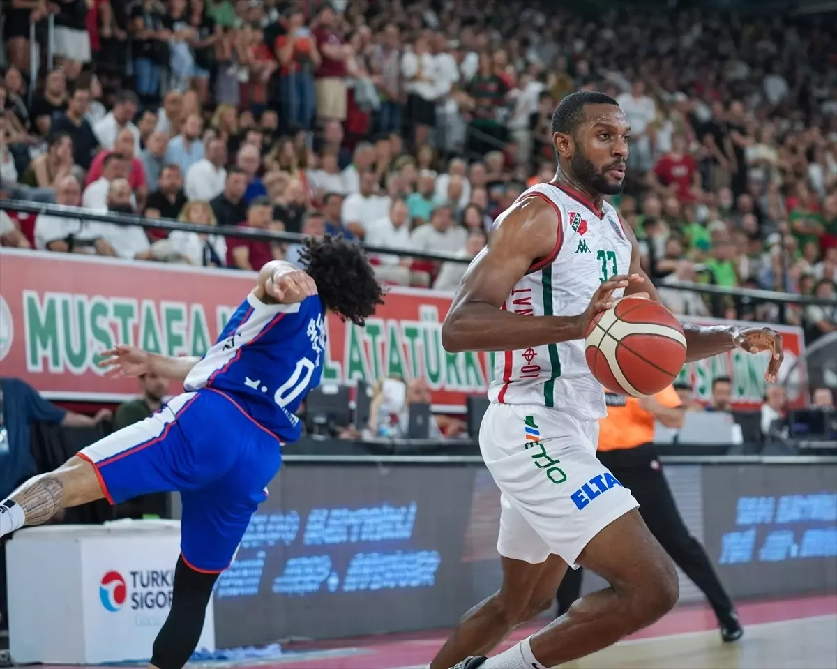 Anadolu Efes, Pınar Karşıyaka\'yı yenerek finale çıktı