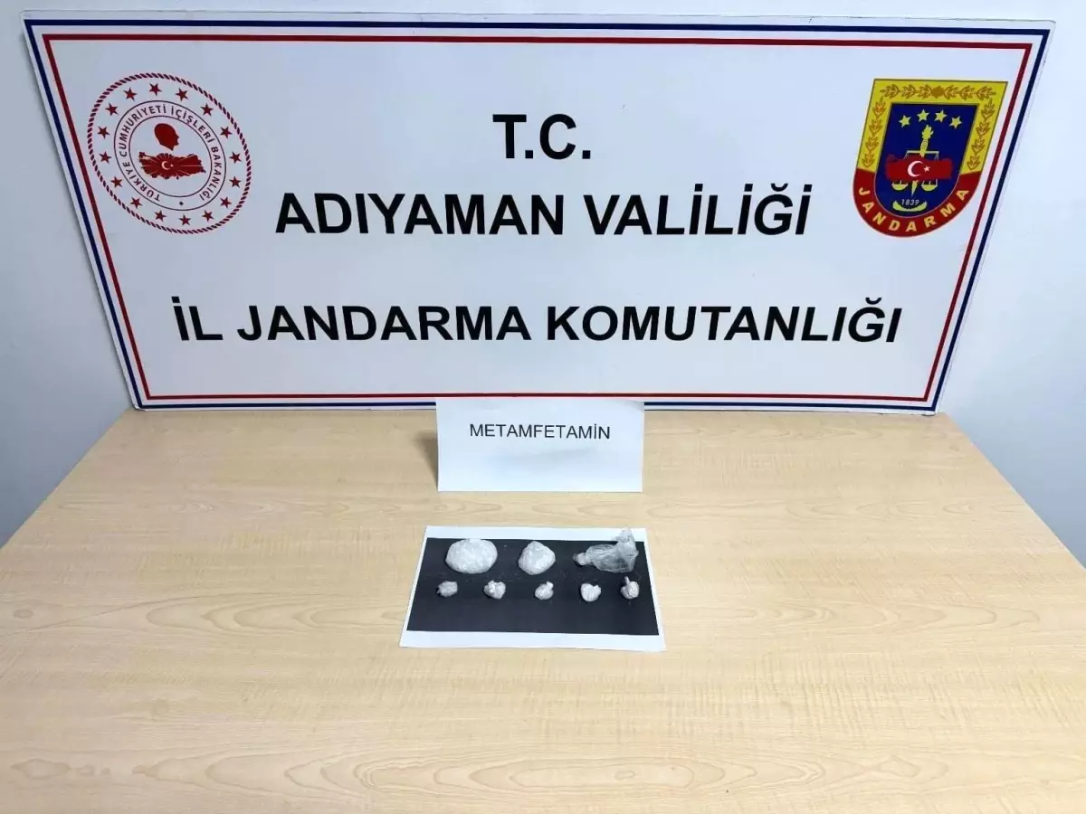 Adıyaman İl Jandarma Komutanlığı ekipleri uyuşturucuyla yakalanan 2 şahsı tutukladı