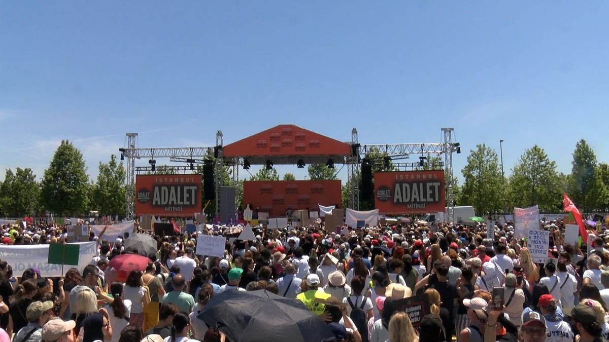 Yenikapı\'da Sahipsiz Hayvanlar İçin Adalet Mitingi Düzenlendi